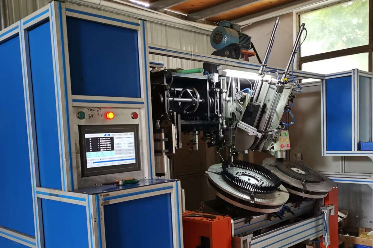 Scrubber brush storage and packing